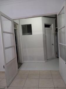 an empty room with white walls and doors at HABITACIÓN COMPARTIDA MIXTA EN MIRAFLORES DE FAMILIA CON PRINCIPIOS Y VALOREs in Lima