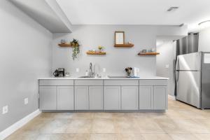 Cucina o angolo cottura di Spacious 1 bed with Arcade game 13 minutes from EWR