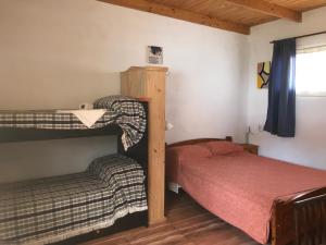 une chambre avec deux lits superposés et une fenêtre dans l'établissement FINCA URBANA departamentos, à Alta Gracia