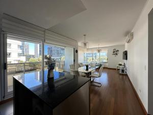 布宜諾斯艾利斯的住宿－Departamento en Puerto Madero，厨房以及享有客厅景致的客厅。