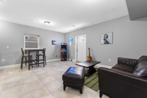 un soggiorno con un divano e un tavolo di Spacious 1 bed with Arcade game 13 minutes from EWR a Elizabeth