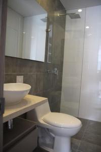 16 Torre Barcelona Apartment, City Center في بوغوتا: حمام مع مرحاض ومغسلة ودش