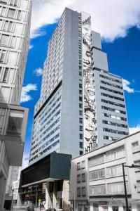 16 Torre Barcelona Apartment, City Center في بوغوتا: مبنى طويل وبجانبة لوحة جدارية