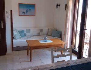 - un salon avec une table et un canapé dans l'établissement Apartments by the sea Basina, Hvar - 4620, à Basina