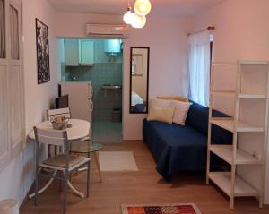- un petit salon avec un canapé bleu et une table dans l'établissement Apartments by the sea Basina, Hvar - 4620, à Basina