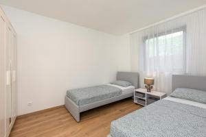 1 Schlafzimmer mit 2 Betten und einem Fenster in der Unterkunft Apartments and rooms with parking space Njivice, Krk - 17010 in Njivice