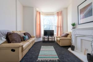 sala de estar con sofá y TV en Harwich haven great for couples and contractors en Harwich