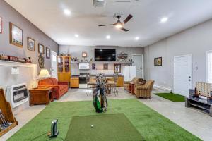 ein Wohnzimmer mit einem Golfball auf einem Putting Green in der Unterkunft Spacious Lake of the Ozarks Escape with Deck and Views in Linn Creek