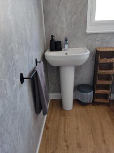 een badkamer met een witte wastafel in een kamer bij Self-catering in Portree in Portree