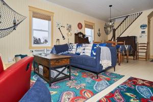 a living room with a blue couch and a table at L'Ancre de Matane in Matane