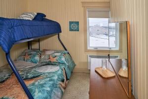 ein Schlafzimmer mit einem Etagenbett und einem Fenster in der Unterkunft L'Ancre de Matane in Matane