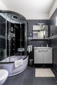 Bilik mandi di Luxury villa with a swimming pool Gornja Podgora, Makarska - 22284