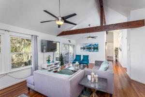 Una sala de estar con un sofá y un ventilador de techo. en **Kaweah River House** - 1/2 Mile to Sequoia Park, en Three Rivers