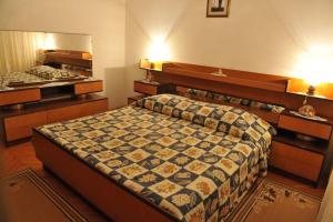 ein Schlafzimmer mit einem Bett und einem großen Spiegel in der Unterkunft Apartments with a parking space Zadar - 22541 in Zadar
