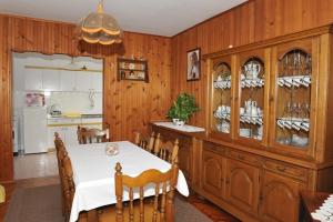 ein Esszimmer mit einem Tisch und einem Schrank mit Weingläsern in der Unterkunft Apartments with a parking space Zadar - 22541 in Zadar