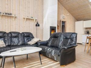 - un salon avec un canapé en cuir et une table dans l'établissement 6 person holiday home in Tarm, à Tarm