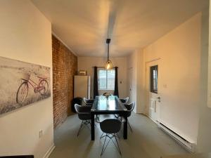 a dining room with a table and chairs at 450$ 7nights // Full Kitchen // Room B in Montréal