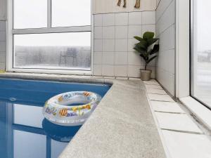uma casa de banho com WC no meio de uma piscina em 10 person holiday home in L kken em Lokken