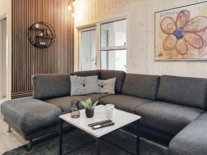 uma sala de estar com um sofá e uma mesa em 10 person holiday home in L kken em Lokken