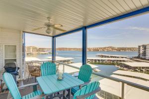 porche con mesa, sillas y vistas al agua en Lake of the Ozarks Retreat with Waterfront View!, en Lake Ozark