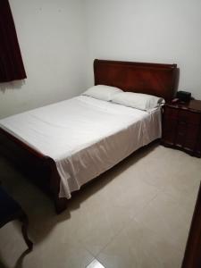 HABITACION CERCA AL AEROPUERTO客房内的一张或多张床位