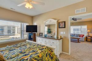 1 dormitorio con 1 cama y vestidor con espejo en Lake of the Ozarks Retreat with Waterfront View!, en Lake Ozark