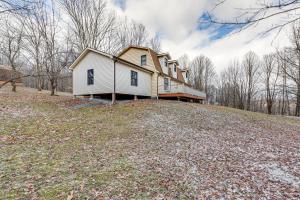 une maison blanche au sommet d'une colline dans l'établissement Poconos Escape on 11 Acres - 2 Mi to Elk Mountain!, à Pleasant Mount