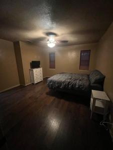 - une chambre avec un lit et une commode dans l'établissement Cedar Trail Cozy House, à Belton