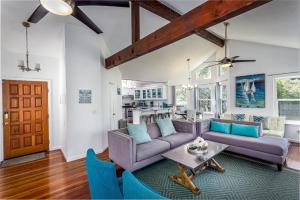 una sala de estar con un sofá y una mesa en **Kaweah River House** - 1/2 Mile to Sequoia Park, en Three Rivers