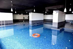 una piscina con un cuenco rojo en el agua en Master Sea view Room Attached Washroom, en Dubái
