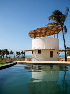 A piscina localizada em VentoVinte Beach Club ou nos arredores