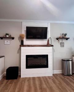 uma sala de estar com lareira e televisão de ecrã plano em Apple Valley Villa 22 em Lake Lure