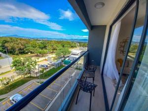 einen Balkon mit 2 Stühlen und Straßenblick in der Unterkunft Bella Place in Santiago de los Caballeros