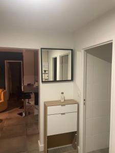 um quarto com um espelho na parede e uma mesa em Cosy Colour Place em Villiers-sur-Marne