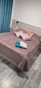 ein Bett mit zwei Handtüchern darauf in der Unterkunft Angel in Kołobrzeg + 71 Fotos