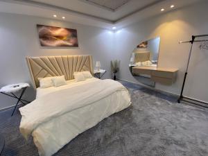 a bedroom with a large bed and a bathroom at غرفه مستقله بدورة مياه حي طويق in Riyadh