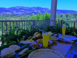 una mesa con comida y vistas a las montañas en Pretty Villa, en Gelioya