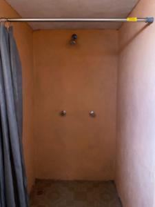 ein Badezimmer mit einem Duschvorhang und einer Stange in der Unterkunft Alex in Real de Catorce
