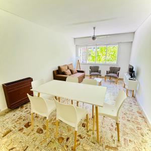 a living room with a white table and chairs at Amoblado Temporal M&S 1 MG in Neuquén