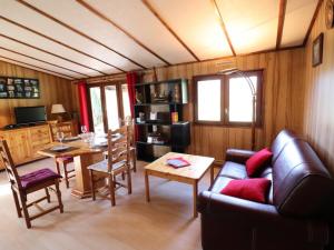 a living room with a couch and a table at Gîte Arpajon-sur-Cère, 3 pièces, 4 personnes - FR-1-742-21 in Arpajon-sur-Cère