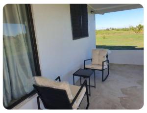 weranda z krzesłami i oknem z widokiem w obiekcie Seaside Homes w mieście Nadi