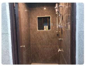 W łazience znajduje się prysznic ze szklanymi drzwiami. w obiekcie Seaside Homes w mieście Nadi