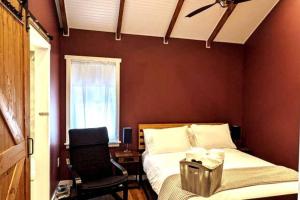 Postel nebo postele na pokoji v ubytování Walkable Elmwood Cottage, No Chores 4Bath 4BR 4Car