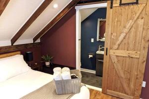 - une chambre avec un lit et une porte coulissante dans l'établissement Walkable Elmwood Cottage, No Chores 4Bath 4BR 4Car, à Buffalo