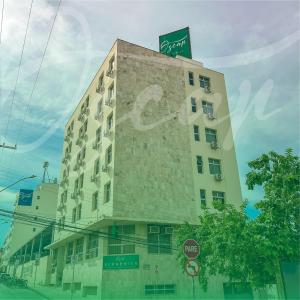 a tall building with graffiti on the side of it at Hotel Oscar Econômico Montes Claros in Montes Claros