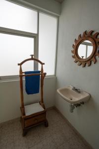 a bathroom with a sink and a mirror at Hostal Casa Del Sol Comitan in Comitán de Domínguez