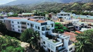 eine Luftansicht einer Stadt mit Gebäuden in der Unterkunft Casa Marco Suites Puerto Galera powered by Cocotel in Puerto Galera