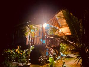una casa iluminada por la noche con una luz de la calle en Nadia Resort Kohjum, en Ko Jum