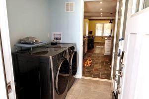 cocina con lavadora en una habitación en Walkable Elmwood Cottage, No Chores 2Bath 2BR 1Car, en Buffalo