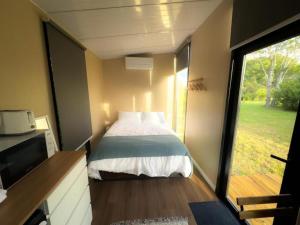 - une petite chambre avec un lit et une grande fenêtre dans l'établissement Huntingdon House, à Wauchope